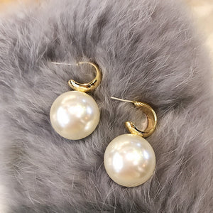 Oversized Pearl Drop Earring